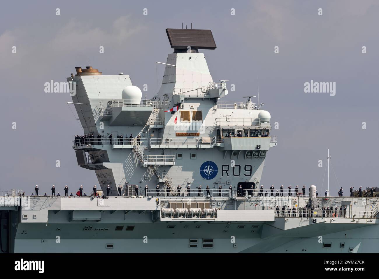 Vista del ponte di navigazione, con i contrassegni NATO, sulla portaerei della Royal Navy HMS Prince of Wales. Foto Stock
