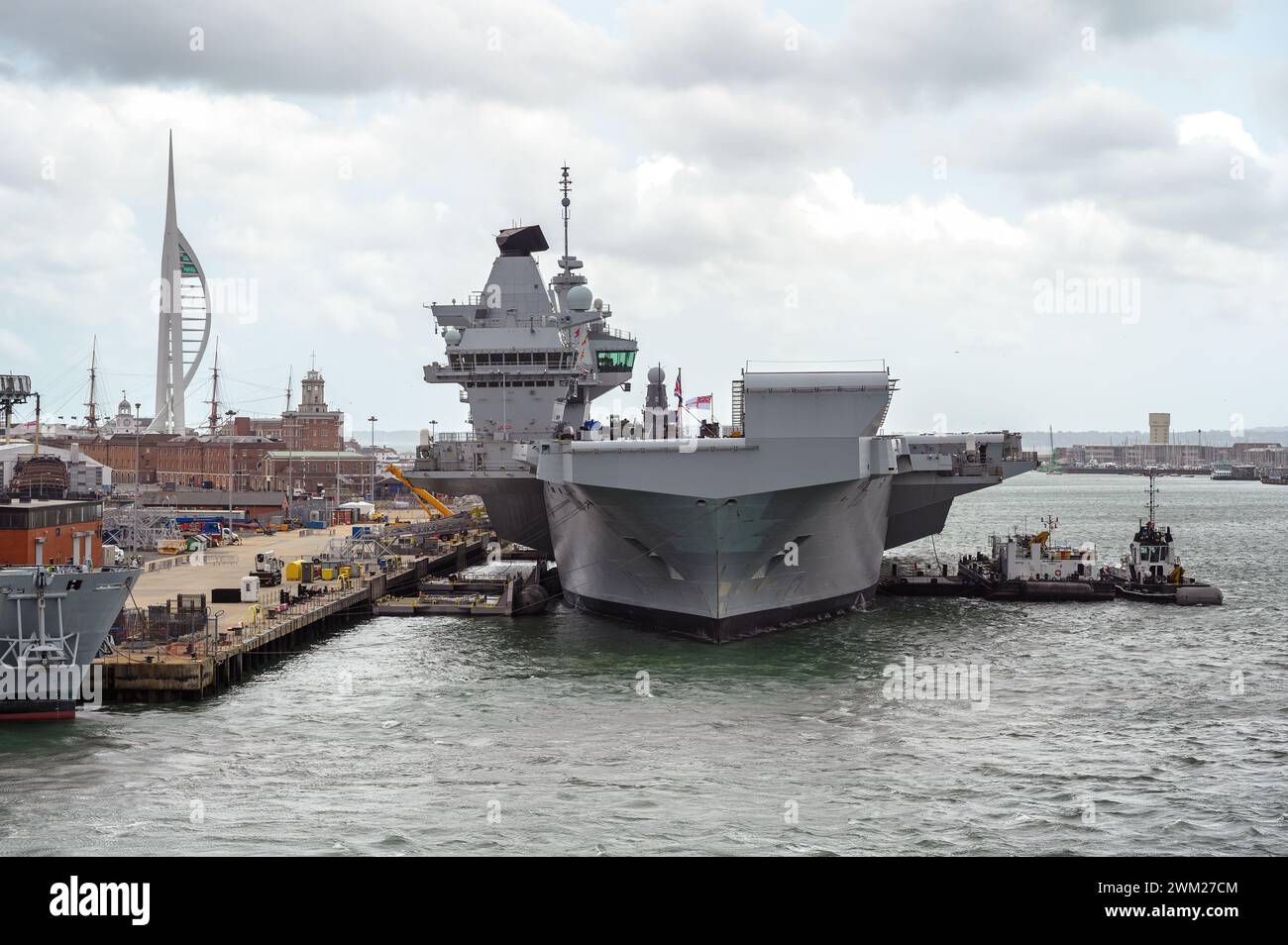 Una testa in vista della portaerei della Royal Navy HMS Queen Elizabeth accanto alla base navale di Portsmouth. Foto Stock