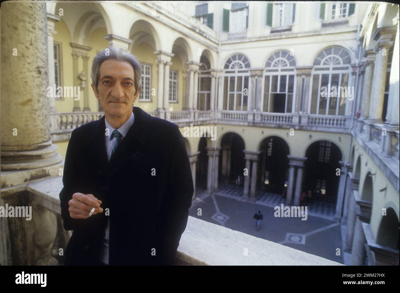 MME4793833 Genova, 1990 circa. Poeta italiano Edoardo Sanguineti all'Università di Genova, dove insegnò Letteratura Italiana dal 1974 al 2000/Genova, 1990 circa, il poeta Edoardo sanguineti nell'Università di Genova, dove insegn letteratura italiana dal 1974 al 2000 -; (add.info.: Genova, circa 1990. Poeta italiano Edoardo Sanguineti all'Università di Genova, dove insegnò Letteratura Italiana dal 1974 al 2000/Genova, 1990 circa, il poeta Edoardo sanguineti nell'Università di Genova, dove insegn letteratura italiana dal 1974 al 2000 -); © Marcello Mencarini. Tutti i diritti riservati 2024. Foto Stock