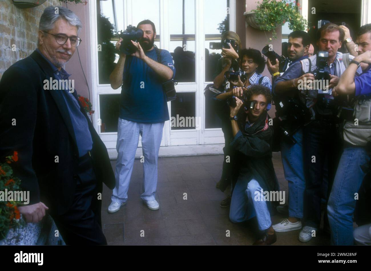 MME4800615 Lido di Venezia, Mostra del Cinema di Venezia 1992. Il regista argentino Luis Puenzo, in concorso con il film “” la peste”, tratto dal libro di Albert Camus/Lido di Venezia, Mostra del Cinema di Venezia 1992. Il regista Luis Puenzo, in concorso con il film “” la pleste”, tratto dal libro di Albert Camus - (add.info.: Lido di Venezia, Mostra del Cinema di Venezia 1992. Il regista argentino Luis Puenzo, in concorso con il film “” la peste”, tratto dal libro di Albert Camus/Lido di Venezia, Mostra del Cinema di Venezia 1992. Il regista Luis Puenzo, nel concorso con il film “” la pleste” Foto Stock