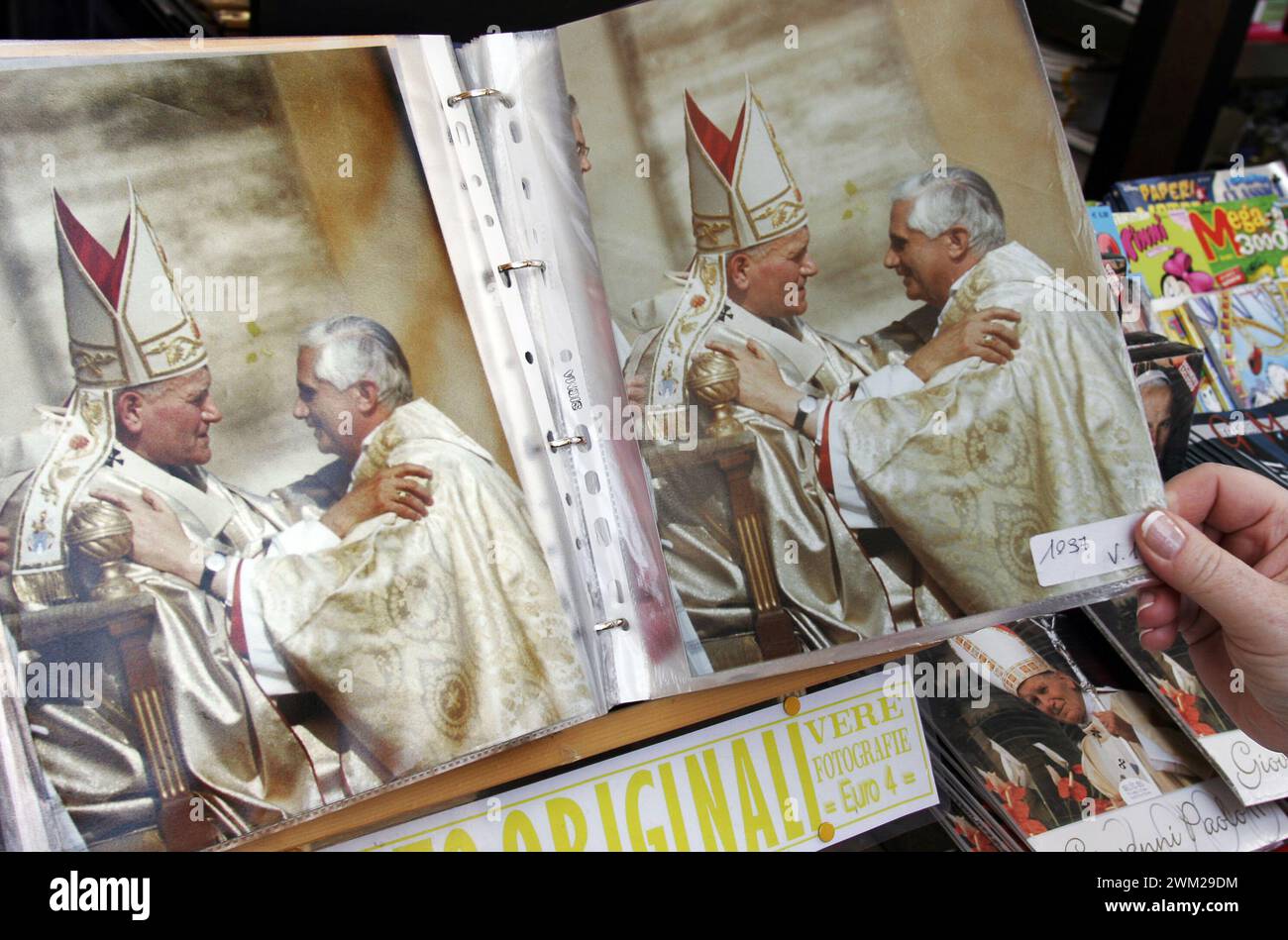 MME4805216 souvenir del Papa: Foto di KAROL WOJTYLA (Papa Giovanni Paolo II) e JOSEPH RATZINGER (Papa Benedetto XVI). Vaticano, Roma. 23 aprile 2005/KAROL WOJTYLA (Papa Giovanni Paolo II) e JOSEPH RATZINGER (Papa Benedetto XVI). San Pietro, Vaticano, Roma. 23 aprile 2005 (foto, rosari, gadget) -; (add.info.: souvenir del Papa: Foto di KAROL WOJTYLA (Papa Giovanni Paolo II) e JOSEPH RATZINGER (Papa Benedetto XVI). Vaticano, Roma. 23 aprile 2005/KAROL WOJTYLA (Papa Giovanni Paolo II) e JOSEPH RATZINGER (Papa Benedetto XVI). San Pietro, Vaticano, Roma. 23 aprile 2005 (foto, rosari, gadget) -); Foto Stock