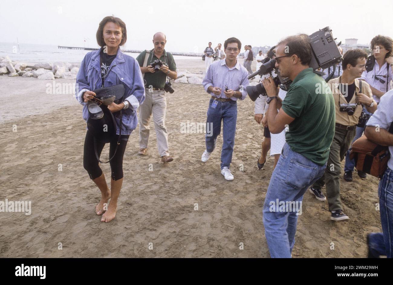 MME4807249 Lido di Venezia, Mostra del Cinema di Venezia 1988; (add.info.: Lido di Venezia, Mostra del Cinema di Venezia 1988. Fotografa scatta foto dell'attrice svedese Lena Olin, membro del Festival della giuria, sulla spiaggia del Lido/Lido di Venezia, Mostra del Cinema di Venezia 1988. I Photo ritraggono l'attrice svedese Lena Olin, membro della giuria, sulla spiaggia del Lido -); © Marcello Mencarini. Tutti i diritti riservati 2023. Foto Stock