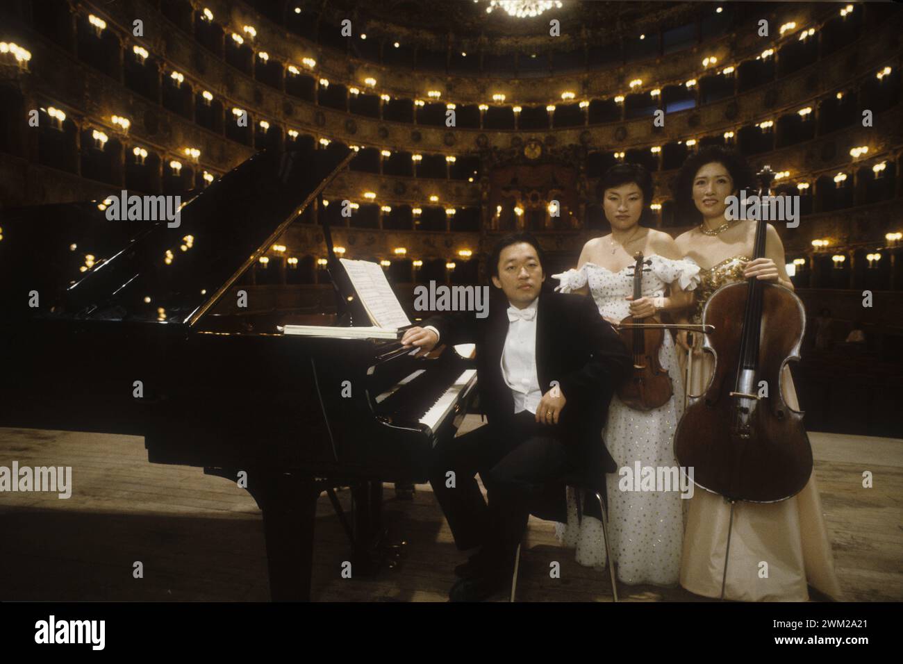 MME4808390 Venezia, Teatro la Fenice, 1991. Il trio per pianoforte Chung: Myung-Whun Chung, Kyung-Wha Chung, Myung-Wha Chung/Venezia, Teatro la Fenice, 1991. Il trio pianistico Chung: Myung-Whun Chung, Kyung-Wha Chung, Myung-Wha Chung; (add.info.: Venezia, Teatro la Fenice, 1991. il trio per pianoforte Chung: Myung-Whun Chung, Kyung-Wha Chung, Myung-Wha Chung/Venezia, Teatro la Fenice, 1991. Il trio pianistico Chung: Myung-Whun Chung, Kyung-Wha Chung, Myung-Wha Chung); © Marcello Mencarini. Tutti i diritti riservati 2023. Foto Stock