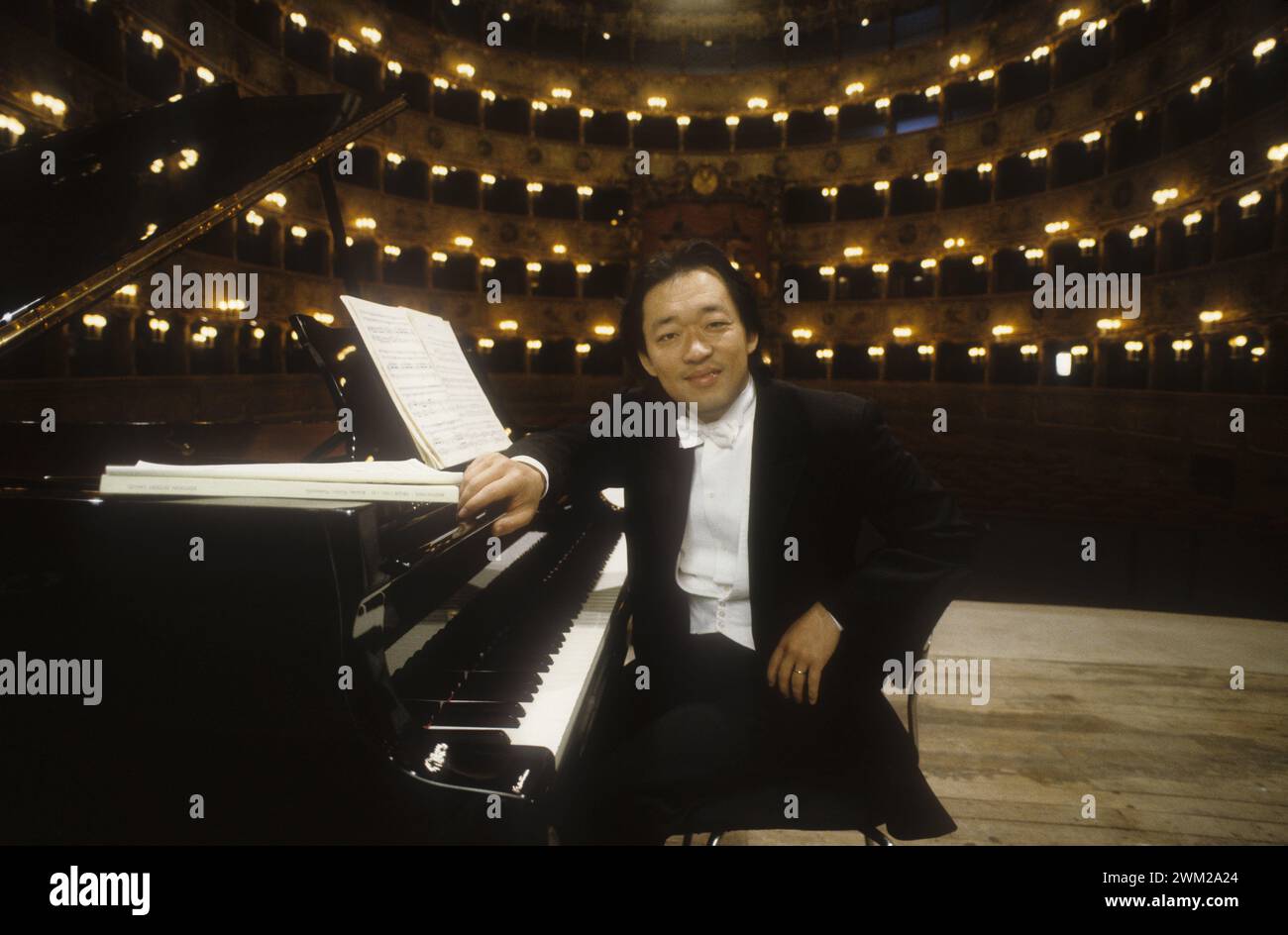MME4808397 Venezia, Teatro LaFenice, 1991. Direttore coreano Myung-Whun Chung/Venezia, Teatro la Fenice, 1991. Il direttore d'Orchestramyung-whun Chung-; (add.info.: Venezia, Teatro LaFenice, 1991. Direttore coreano Myung-Whun Chung/Venezia, Teatro la Fenice, 1991. il direttore d'Orchestramyung-whun Chung-); © Marcello Mencarini. Tutti i diritti riservati 2023. Foto Stock