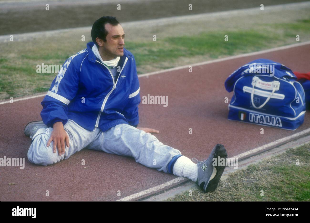 MME4812388 atleta italiano Pietro Mennea che ha detenuto il record mondiale dei 200 m per 17 anni (dal 1979 al 1996), circa 1985/l'atleta Pietro Mennea detentore per vent'anni (dal 1979 al 1996) del record mondiale sui 200 metri piani, 1985 circa -; (add.info.: l'atleta italiano Pietro Mennea che ha detenuto il record mondiale dei 200 m per 17 anni (dal 1979 al 1996), circa 1985/l'atleta Pietro Mennea detentore per vent'anni (dal 1979 al 1996) del record mondiale sui 200 metri piani, 1985 circa -); © Marcello Mencarini. Tutti i diritti riservati 2024. Foto Stock