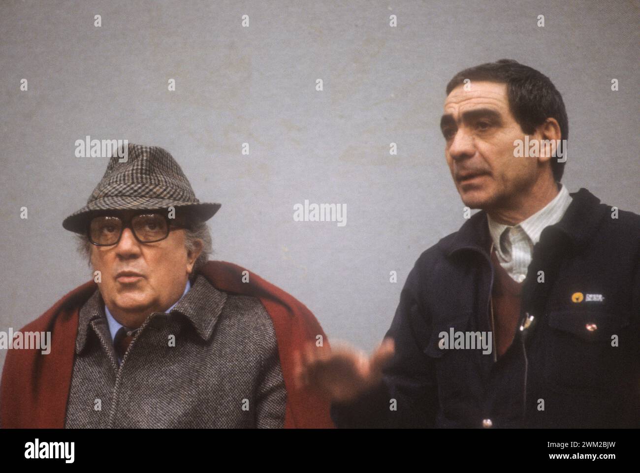 7395016 il regista Federico Fellini (a sinistra) e il direttore della fotografia Giuseppe Rotunno sul set del film "e la nave va", Cinecittà Studios, Roma, 1983 (foto); © Marcello Mencarini. Tutti i diritti riservati 2024. Foto Stock