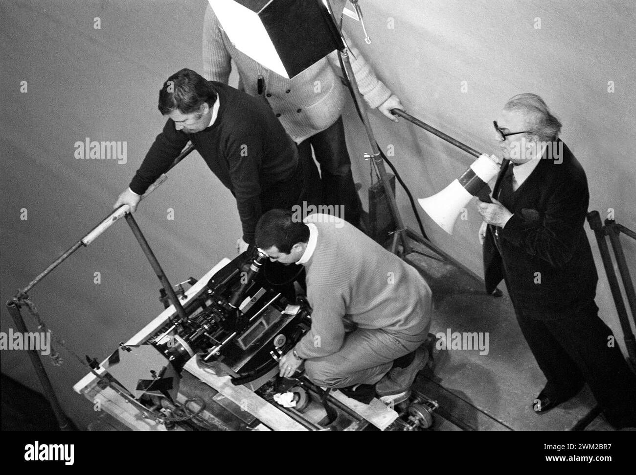 7395058 regista Federico Fellini (a destra) sul set del film "e la nave va" (e la nave salpa), Roma, Cinecittà Studios, 1983 (foto in bianco e nero); © Marcello Mencarini. Tutti i diritti riservati 2024. Foto Stock