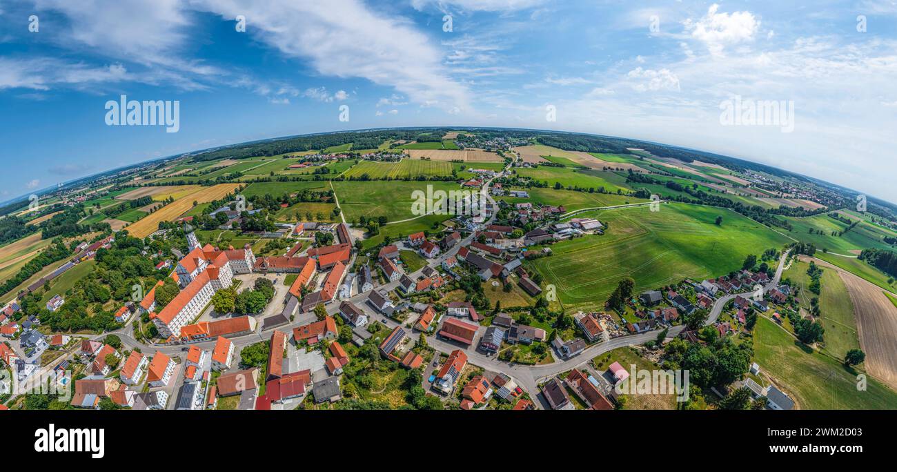 Kammeltal-Wettenhausen im schwäbischen Kreis Günzburg von oben Ausblick auf Wettenhausen und Sein markantes Kloster in der Orts Kammeltal Wettenhausen Foto Stock