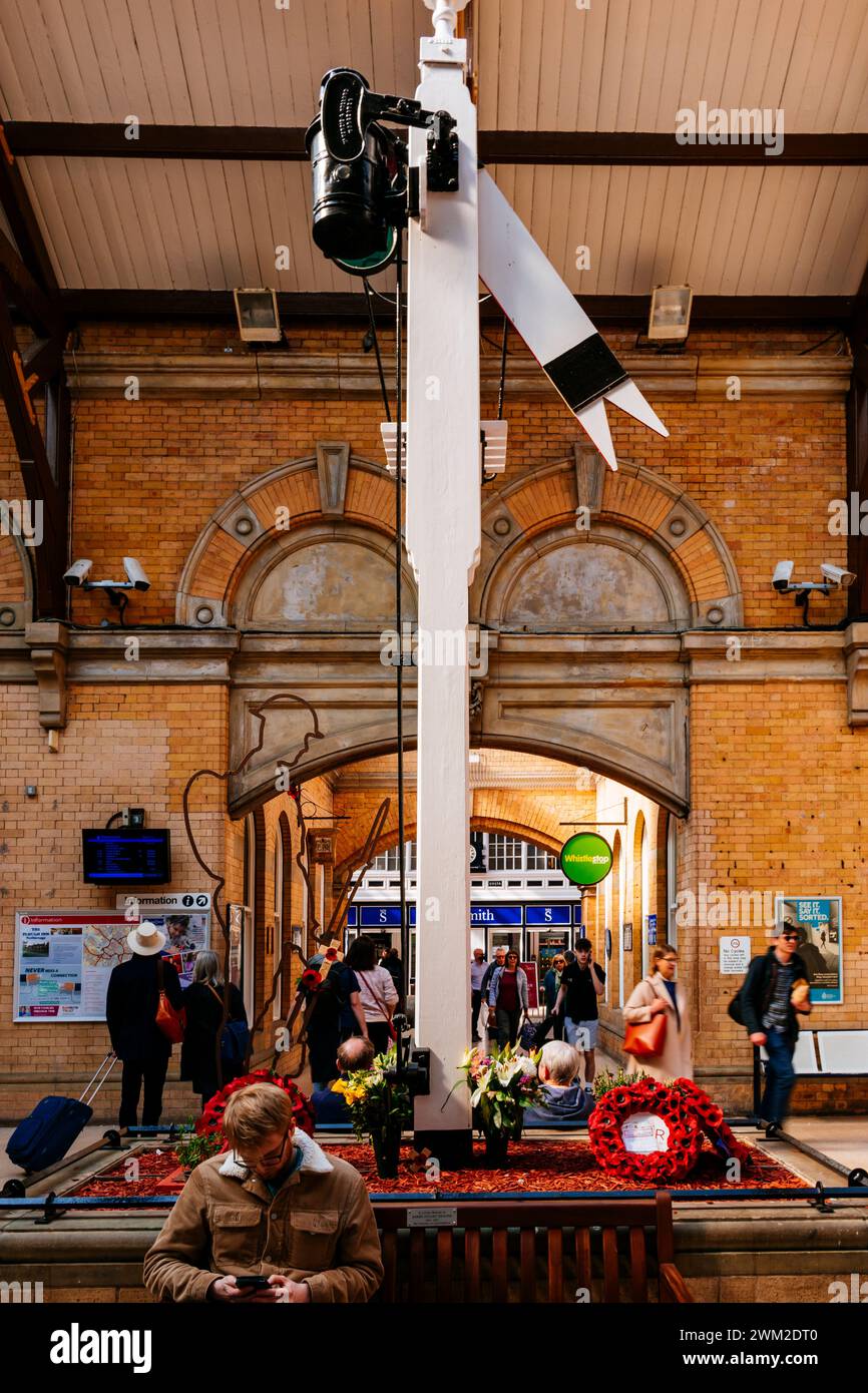 Segnale a distanza della North Eastern Railway del XIX secolo. Hall della stazione ferroviaria di York. York, North Yorkshire, Yorkshire e Humber, Inghilterra, Regno Unito Foto Stock