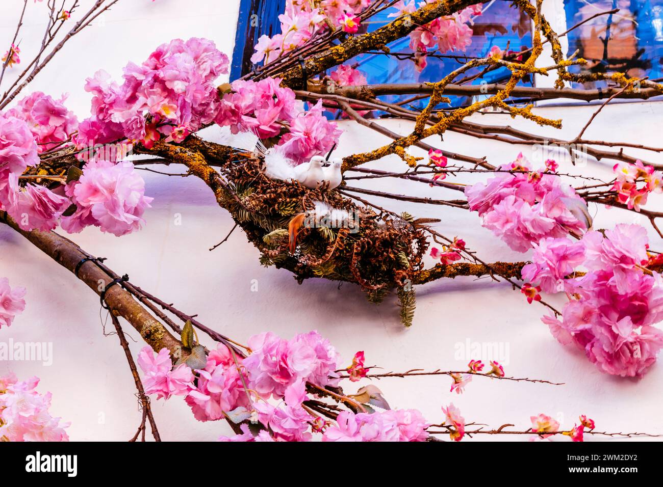 Decorazioni primaverili sulla parte anteriore del negozio. York, North Yorkshire, Yorkshire e Humber, Inghilterra, Regno Unito, Europa Foto Stock