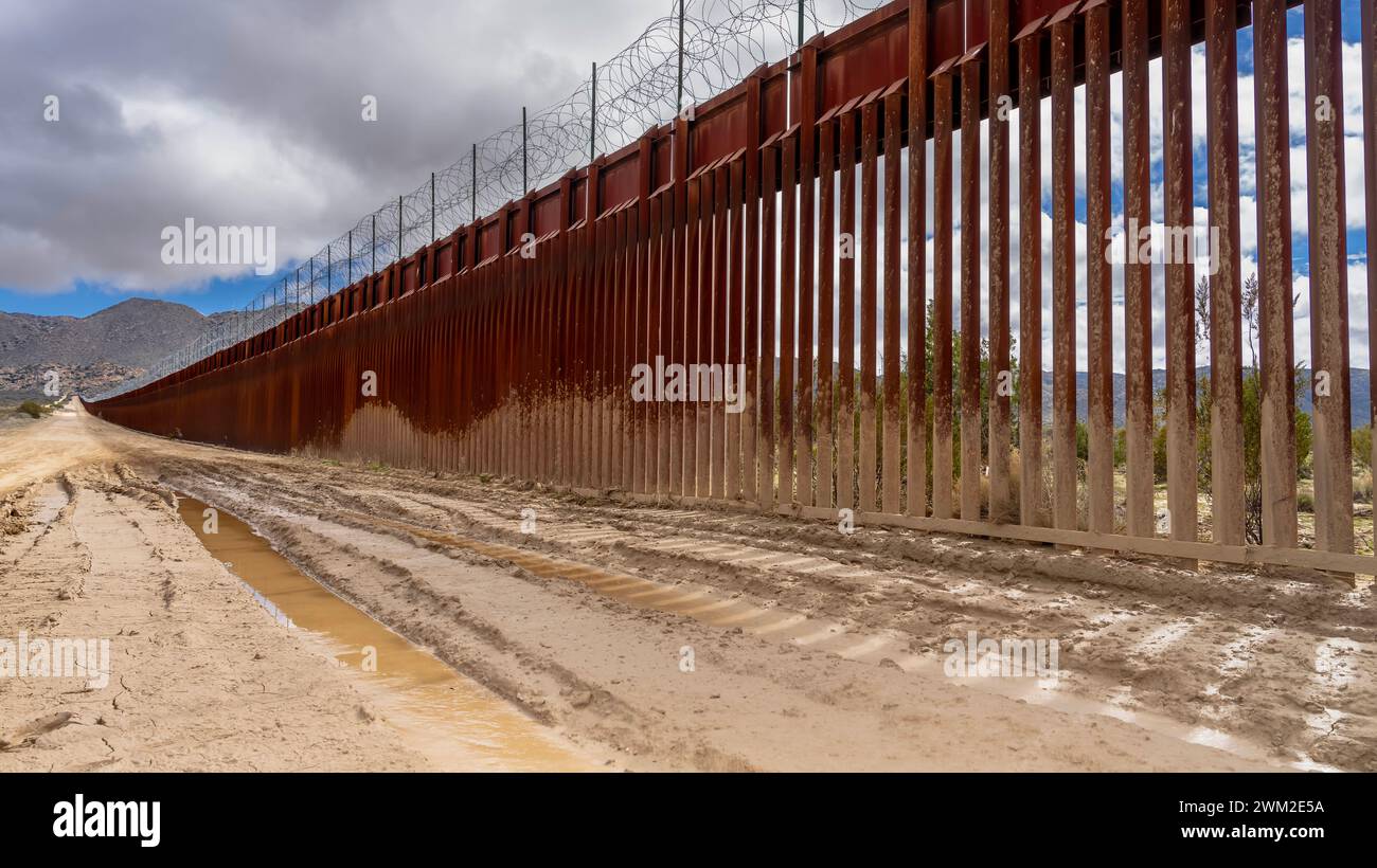 Jacumba Hot Springs, California, Stati Uniti. 20 febbraio 2024. Il muro di confine delle sorgenti termali di Jacumba in California fortifica il confine tra Stati Uniti e Messico, affrontando i problemi di sicurezza e gestendo l'immigrazione nella regione (Credit Image: © Walter G Arce Sr Grindstone medi/ASP) SOLO PER L'USO EDITORIALE! Non per USO commerciale! Foto Stock