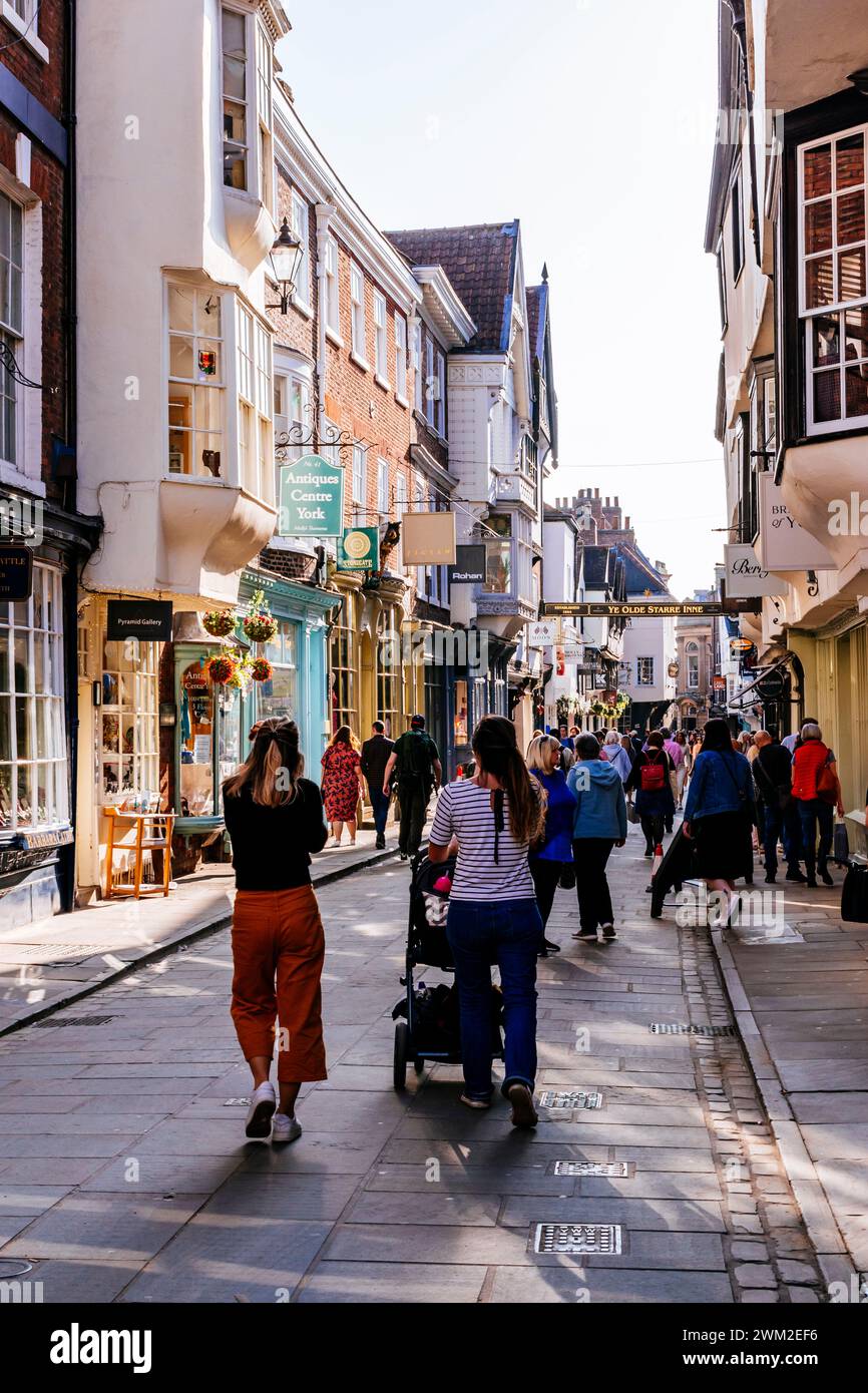 Vivace Stonegate Street con visitatori. York, North Yorkshire, Yorkshire e Humber, Inghilterra, Regno Unito, Europa Foto Stock