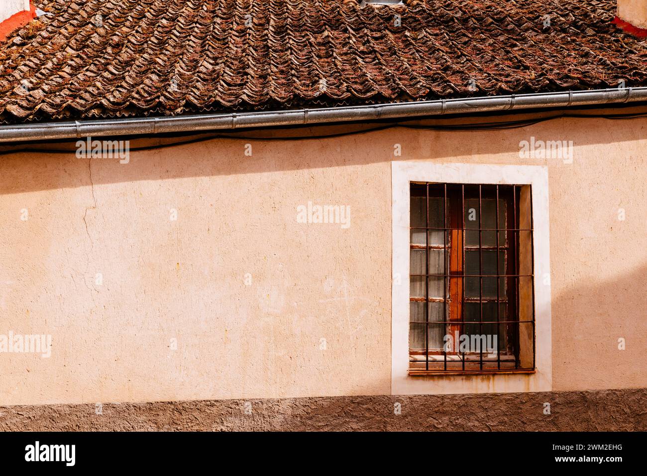 Architettura tradizionale. Casa con tegole in stile segoviano. E' un modo tradizionale di posizionare piastrelle sui tetti degli edifici. Zamarramala, Segovia, Cast Foto Stock