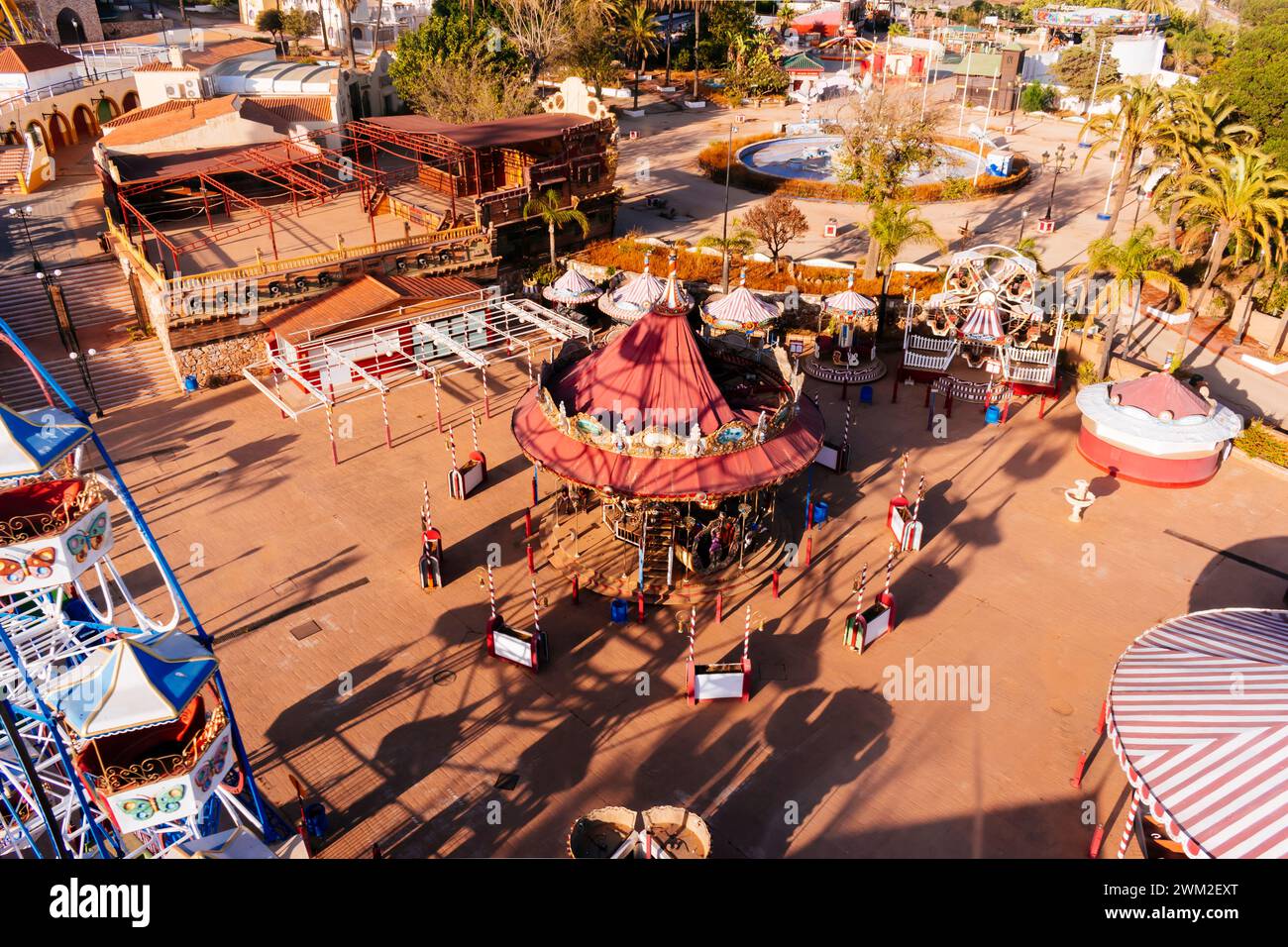 Vista dalla funivia del parco divertimenti Tivoli, attualmente chiuso. Arrollo de la Miel, Benalmádena, Málaga, Spagna, Europa Foto Stock