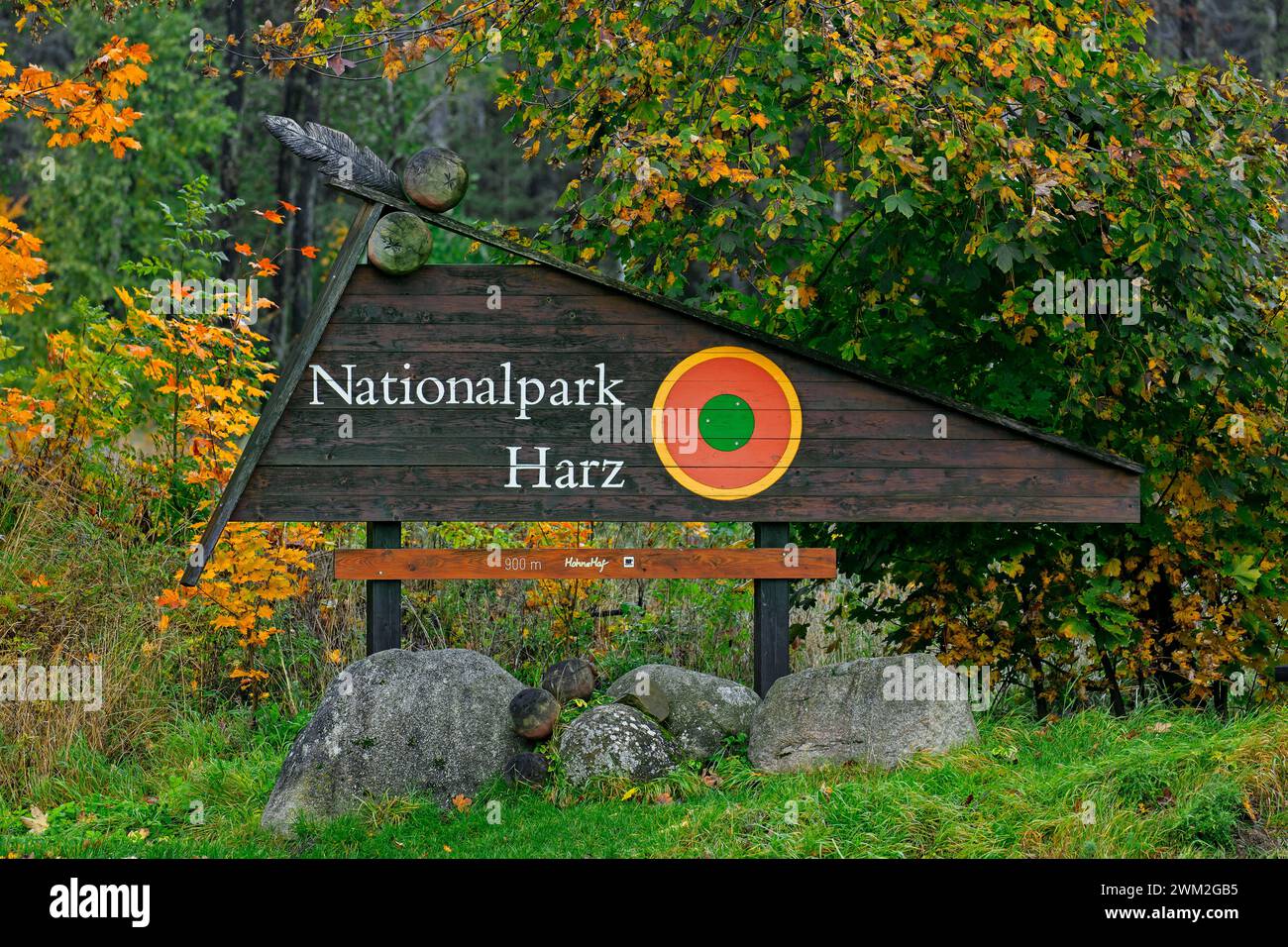 Cartello di benvenuto in legno nel Parco Nazionale di Harz, riserva naturale tedesca nella bassa Sassonia e Sassonia-Anhalt, Germania Foto Stock