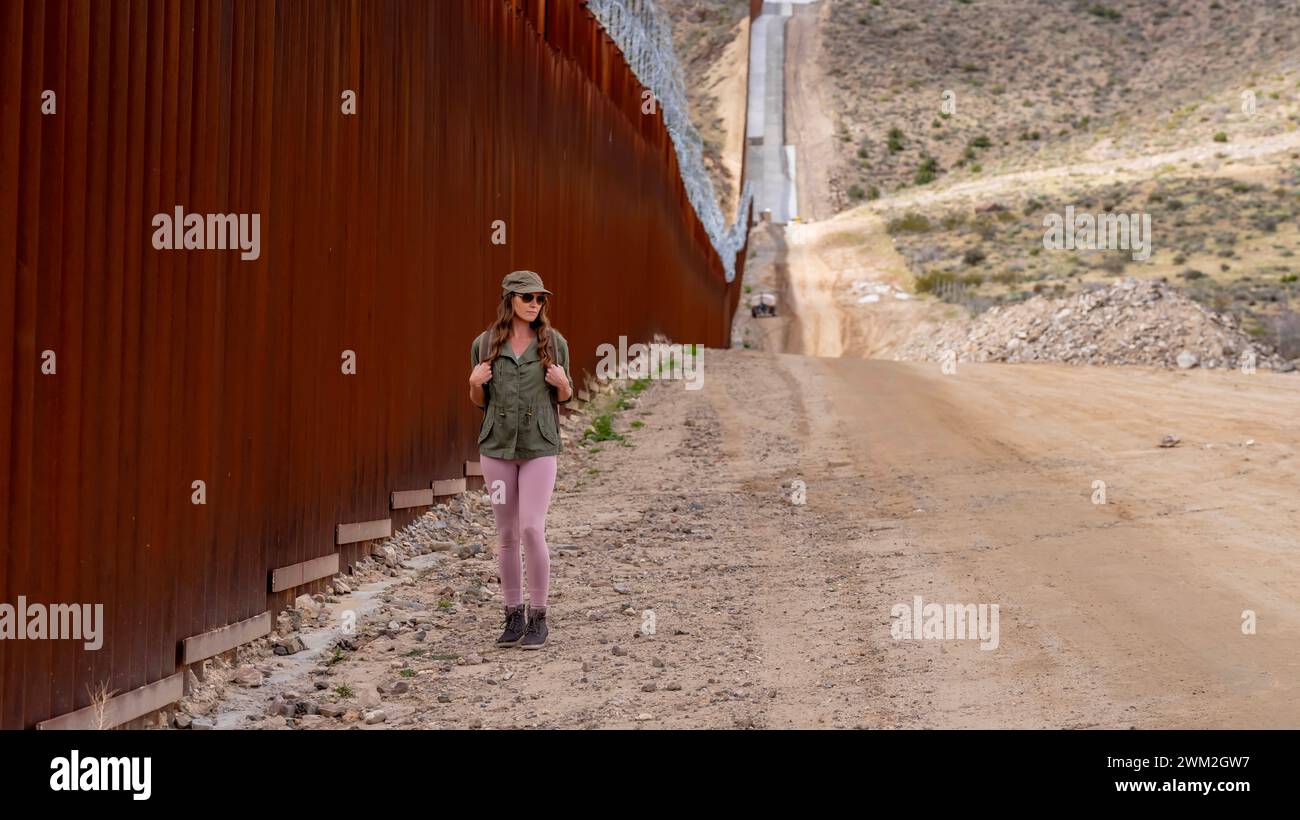Jacumba, California, Stati Uniti. 20 febbraio 2024. Un migrante disperato attraversa il muro di confine di Jacumba, cercando l'ingresso illegale negli Stati Uniti, evidenziando le sfide in corso in materia di immigrazione (Credit Image: © Walter G Arce Sr Grindstone medi/ASP) SOLO USO EDITORIALE! Non per USO commerciale! Foto Stock