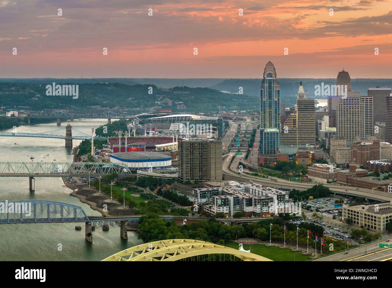 Città di Cincinnati, nello stato dell'Ohio, con alti grattacieli illuminati e luminosi nel quartiere del centro. La megapolis americana con affari finanziari Foto Stock