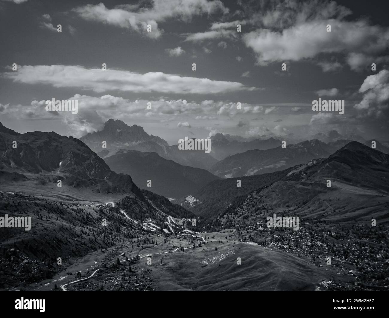 Vista su una valle in alto Adige in bianco e nero Foto Stock