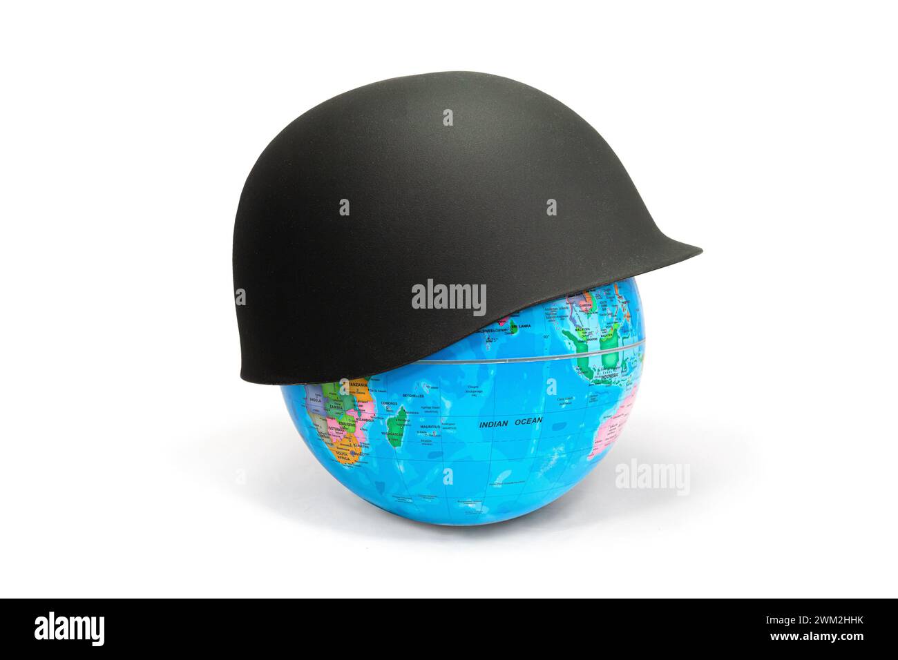 Earth Globe ricoperto da un casco da soldato che mostra Africa e Australia: Concetto di guerra. L'elmetto del soldato simboleggia la guerra e i conflitti di guerra. Foto Stock