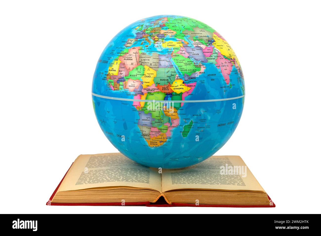 Globo su un libro aperto dove puoi vedere Africa ed Europa: Concetto di studio e apprendimento. Il libro aperto simboleggia la lettura, lo studio e l'apprendimento globale. Foto Stock