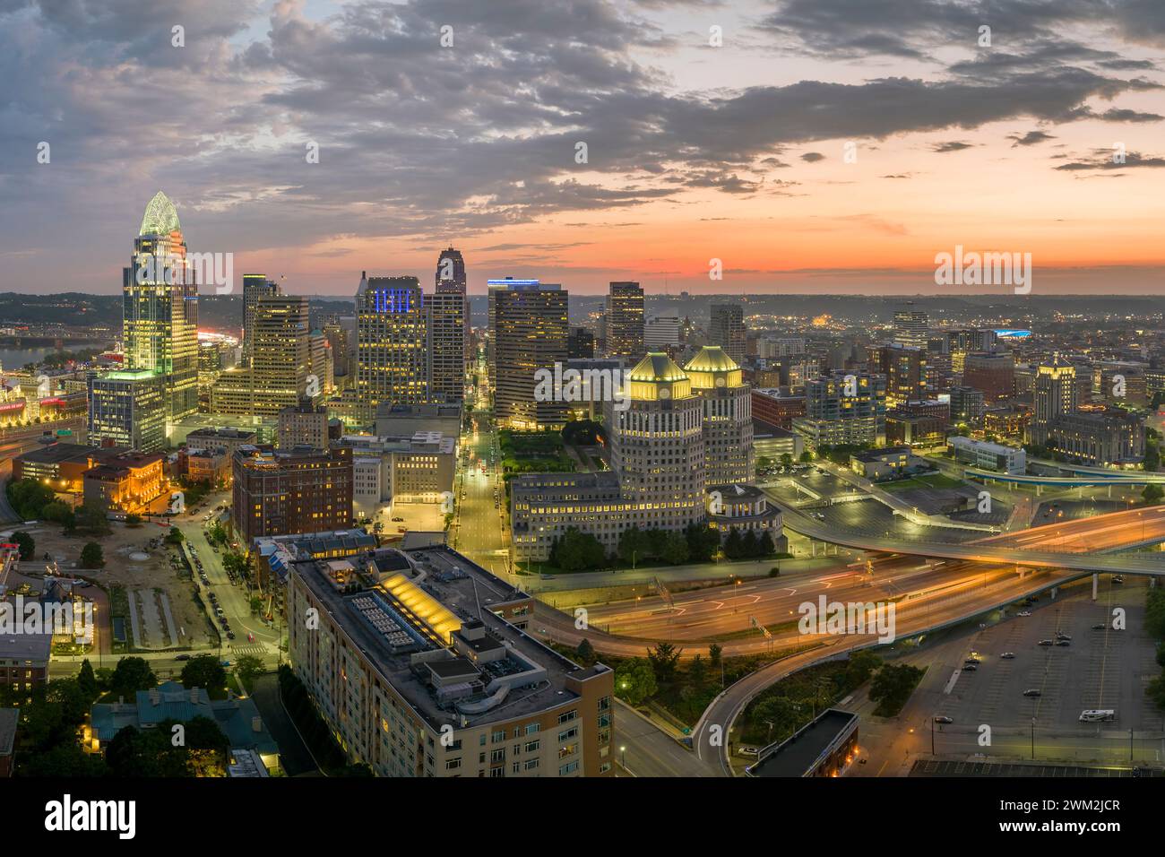 Quartiere del centro di Cincinnati, Ohio, USA di notte, con alti grattacieli illuminati. Destinazione di viaggio per gli Stati Uniti. Foto Stock
