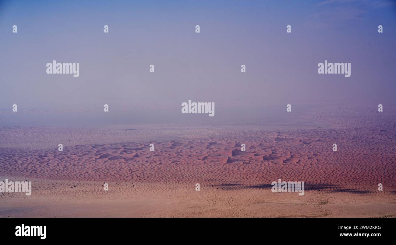 Guardando verso il quartiere vuoto, o Rub' al Khali, dal monte Jebel Hafit, al Ain, Abu Dhabi, Emirati Arabi Uniti Foto Stock