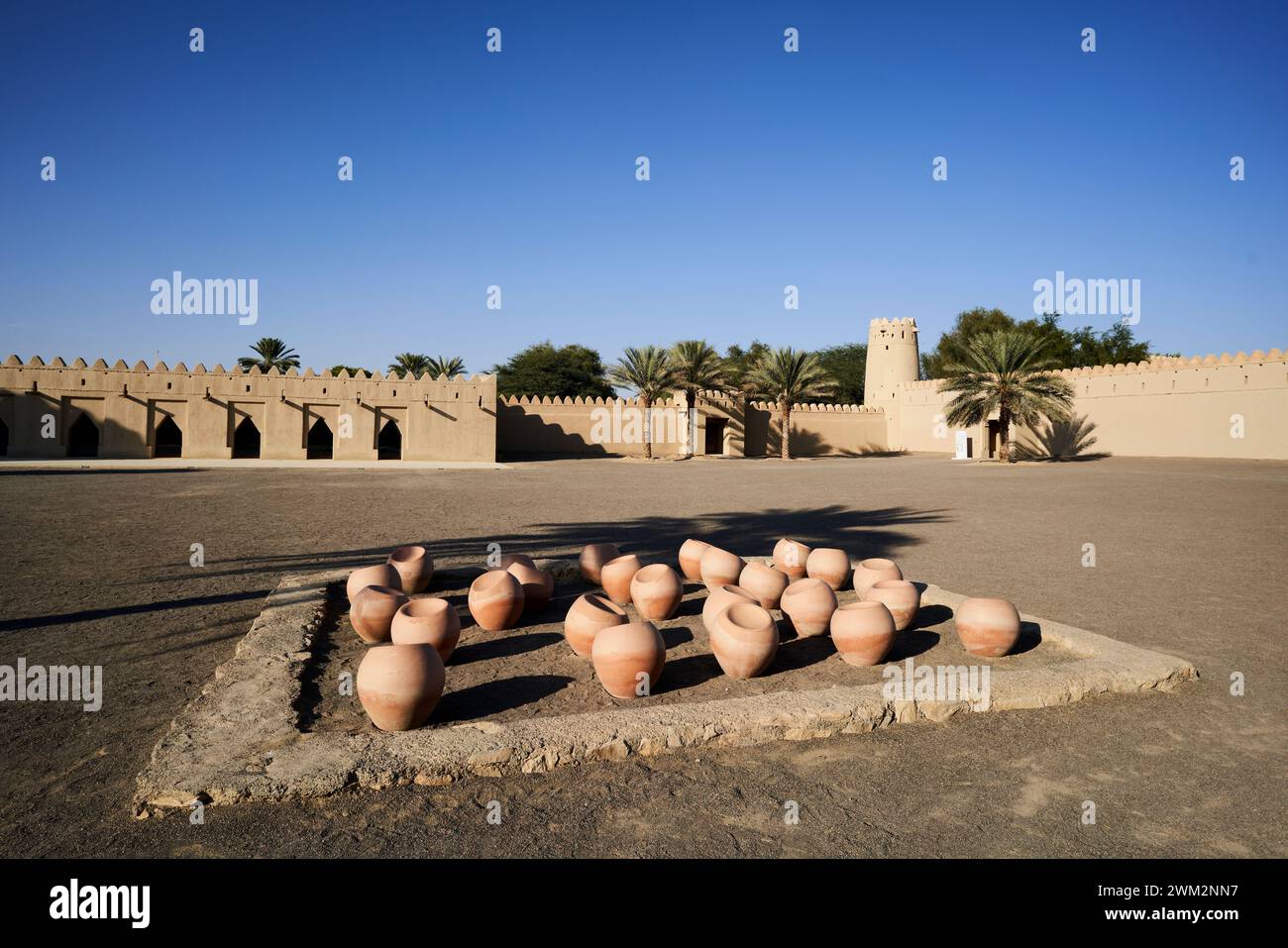 Al Jahili Fort, al Ain, Emirati Arabi Uniti, che mostra un'installazione artistica nel cortile centrale. Foto Stock