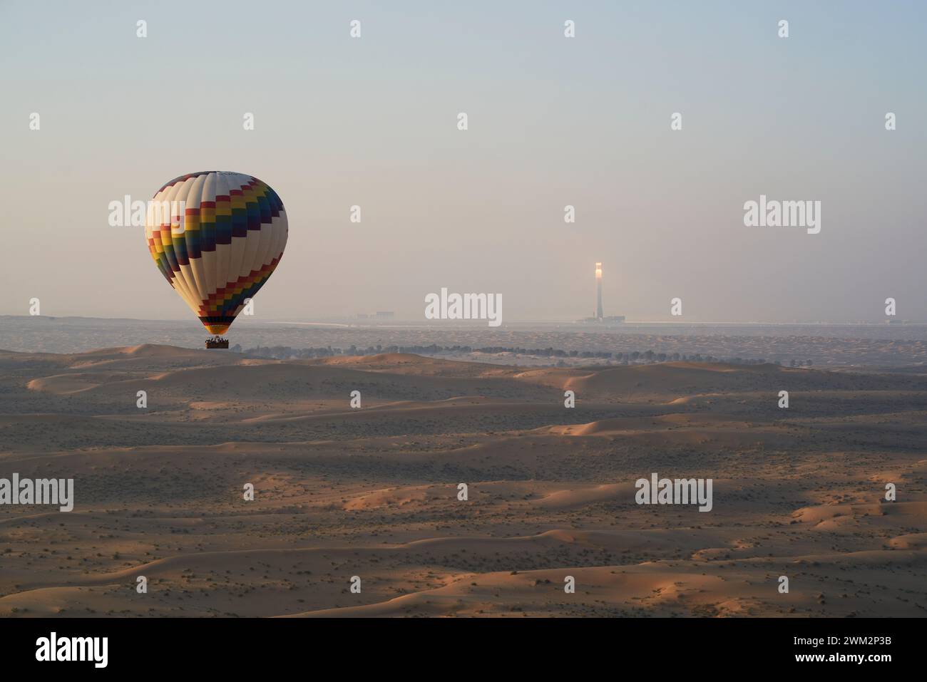 Mongolfiere sopra il Mohammed bin Rashid al Maktoum Solar Park, Dubai, Emirati Arabi Uniti. Foto Stock