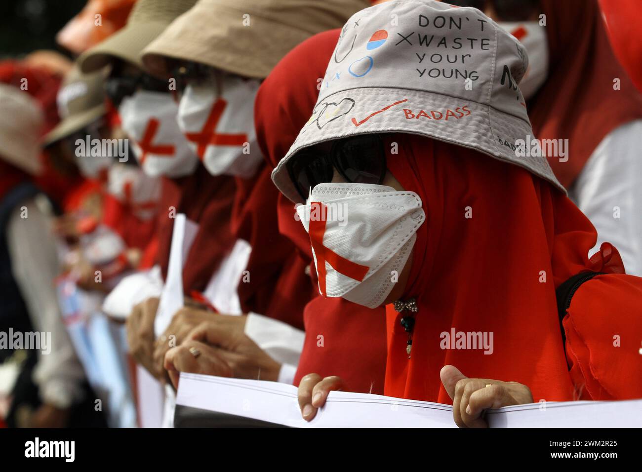 23 febbraio 2024, Yogyakarta, regione speciale di Yogyakarta, Indonesia: i manifestanti hanno tenuto una manifestazione per respingere i risultati delle elezioni generali, che hanno affermato essere "truccati", in cui il ministro della difesa indonesiano Prabowo Subianto avrebbe vinto le elezioni presidenziali, nonché il sindaco di Surakarta e il figlio del presidente indonesiano Joko Widodo, Gibran Rakabuming Raka come vice presidente sulla base dei risultati preliminari, sul lato della strada nella città di Yogyakarta. (Credit Image: © Angga Budhiyanto/ZUMA Press Wire) SOLO PER USO EDITORIALE! Non per USO commerciale! Foto Stock