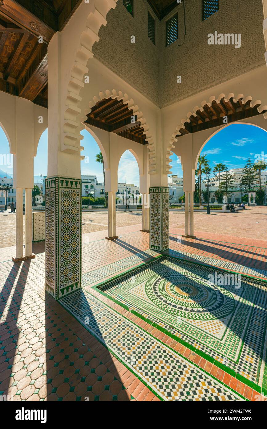 Place Feddan, conosciuta anche come Place Mechouar a Tetouan, è circondata da case dipinte di bianco Foto Stock