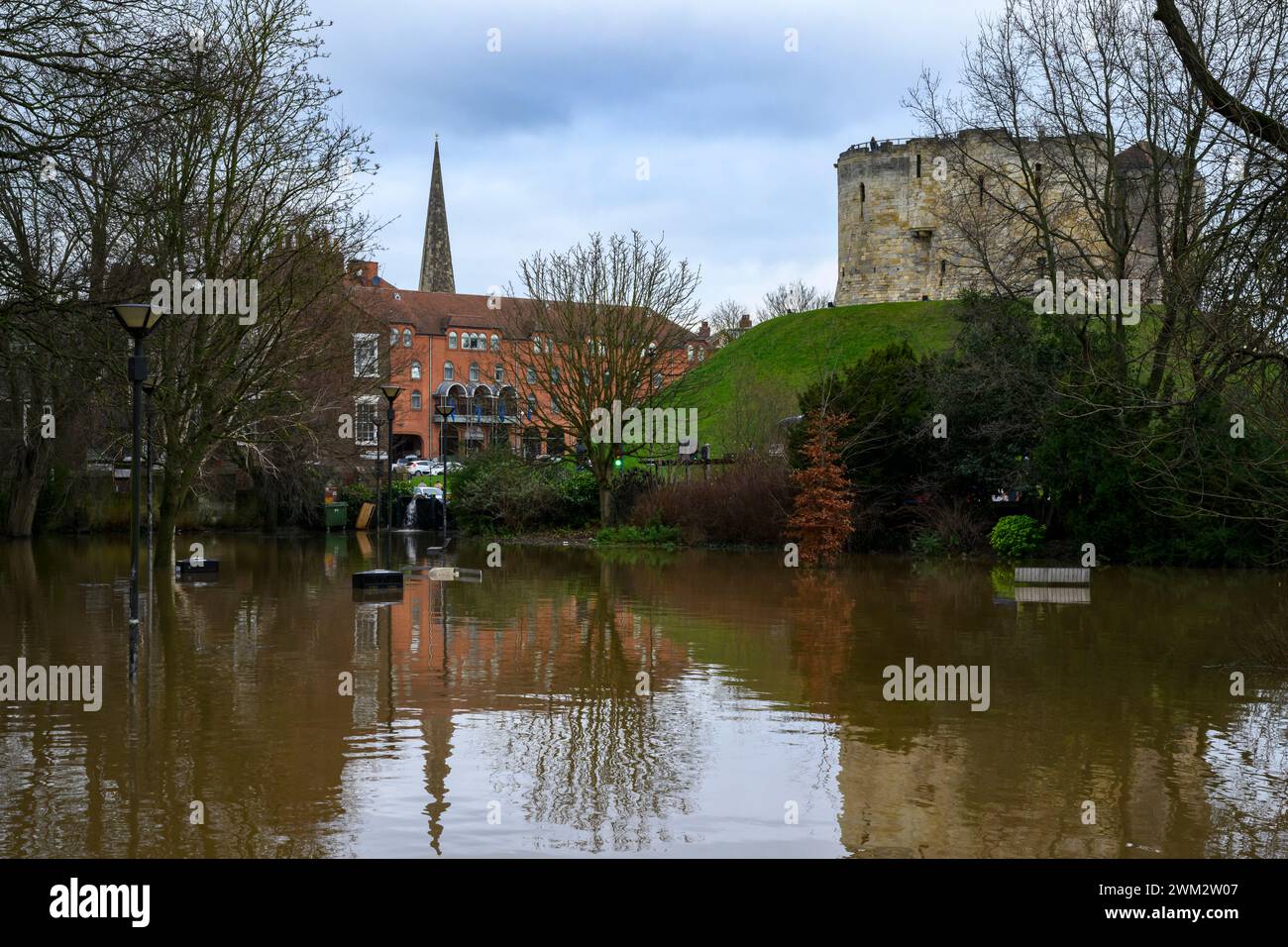 Il fiume Ouse ha fatto scoppiare le sue sponde e inondazioni dopo forti piogge (lungo il fiume e il parco sotto le acque inondate, Clifford's Tower) - York, North Yorkshire, Inghilterra, Regno Unito. Foto Stock