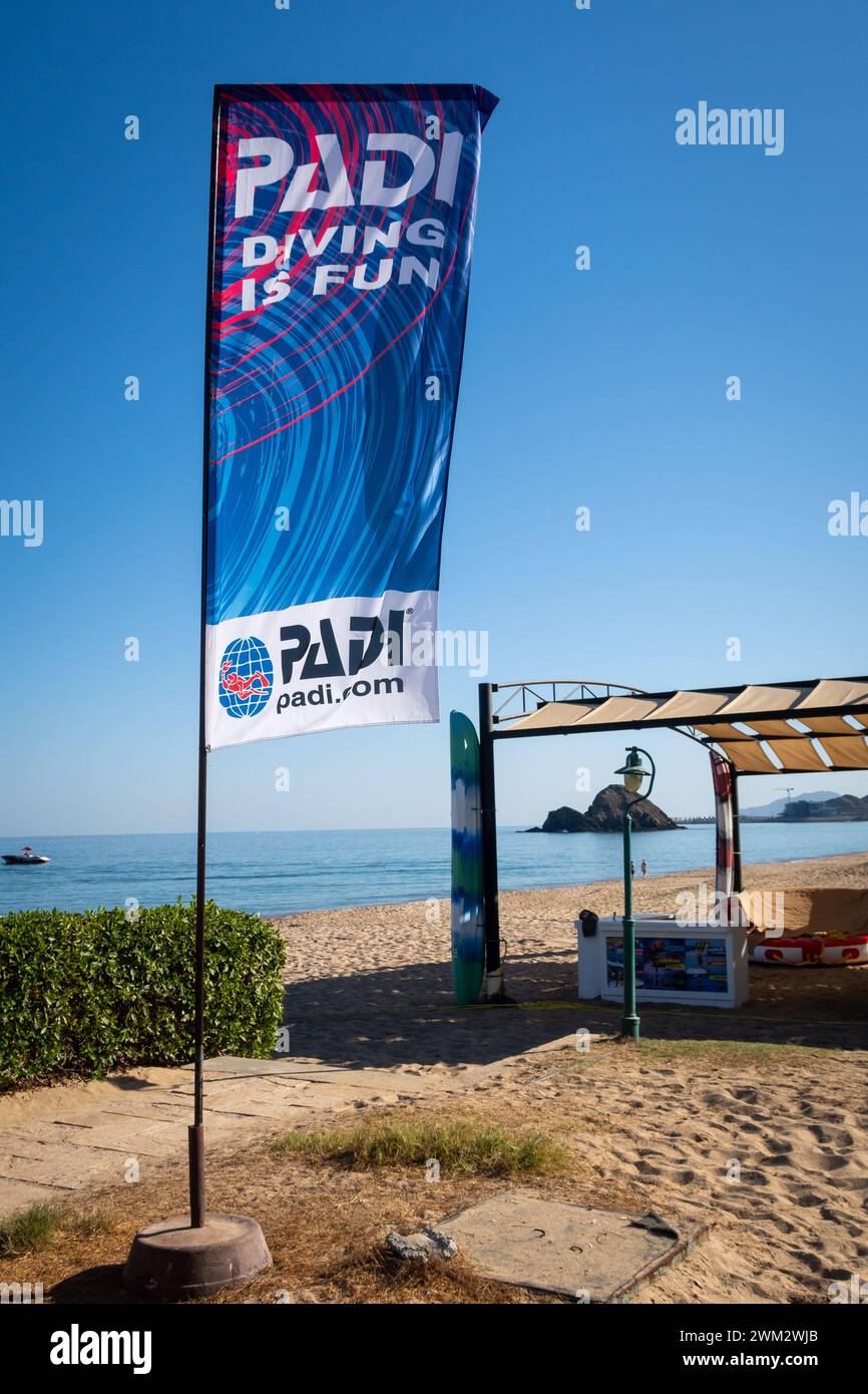 Fujairah, Emirati Arabi Uniti, 26.10.20. PADI (Associazione professionale degli istruttori di immersione), bandiera dell'organizzazione di formazione subacquea sulla spiaggia di Fujairah con n. serie Foto Stock