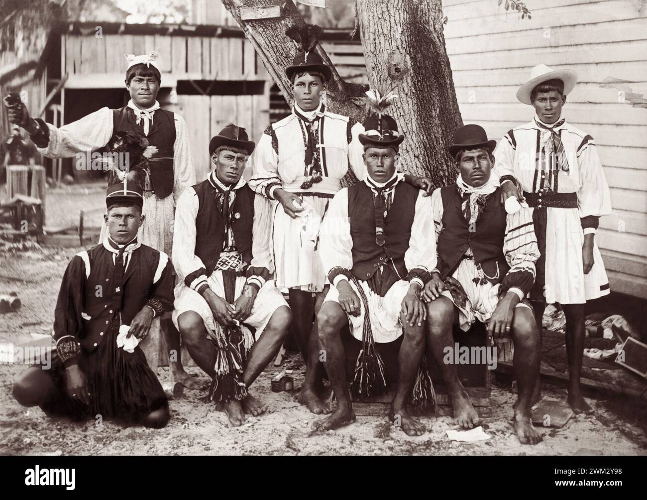 Ritratto di gruppo di Seminole braves in abito nativo, c1896. Foto Stock