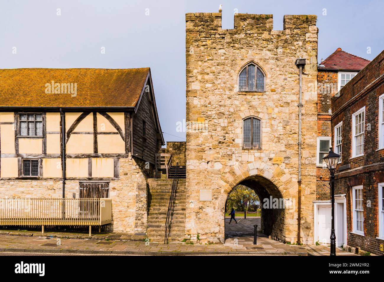 Westgate nelle mura della città vecchia (R) e Westgate Hall (L), vista dall'interno. Southampton, Hampshire, Inghilterra, Regno Unito, Regno Unito, Europa Foto Stock