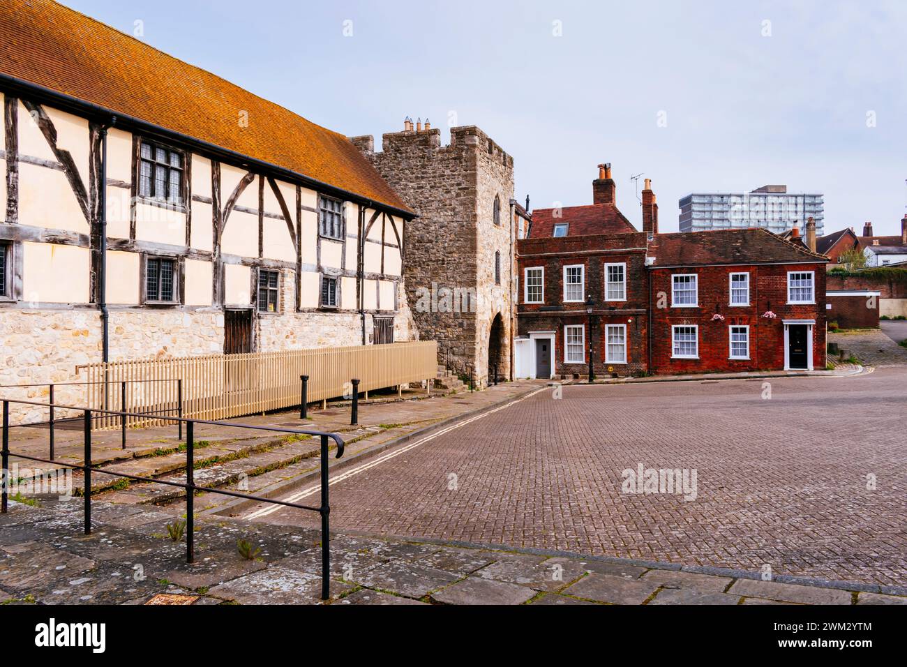 Westgate nelle mura della città vecchia (R) e Westgate Hall (L), vista dall'interno. Southampton, Hampshire, Inghilterra, Regno Unito, Regno Unito, Europa Foto Stock