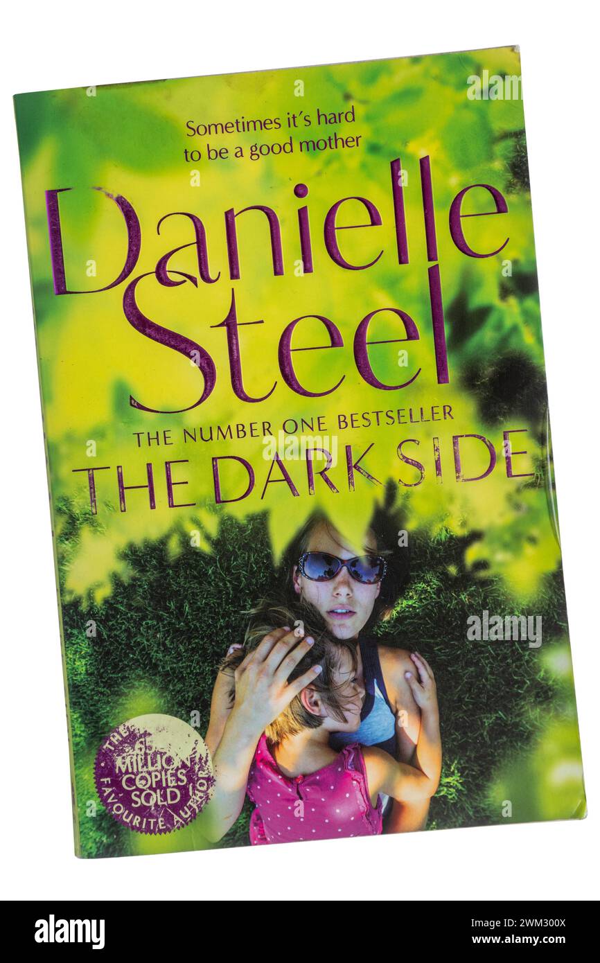 The Dark Side paperback book, un romanzo del 2019 dell'autrice Danielle Steel Foto Stock