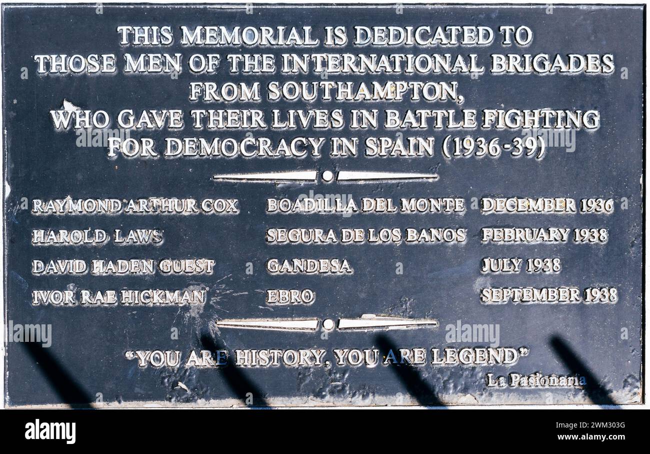 Memorial, situato in un angolo della piazza, commemora quattro uomini di Southampton che morirono combattendo nella guerra civile in Spagna, appartenenti all'Inte Foto Stock