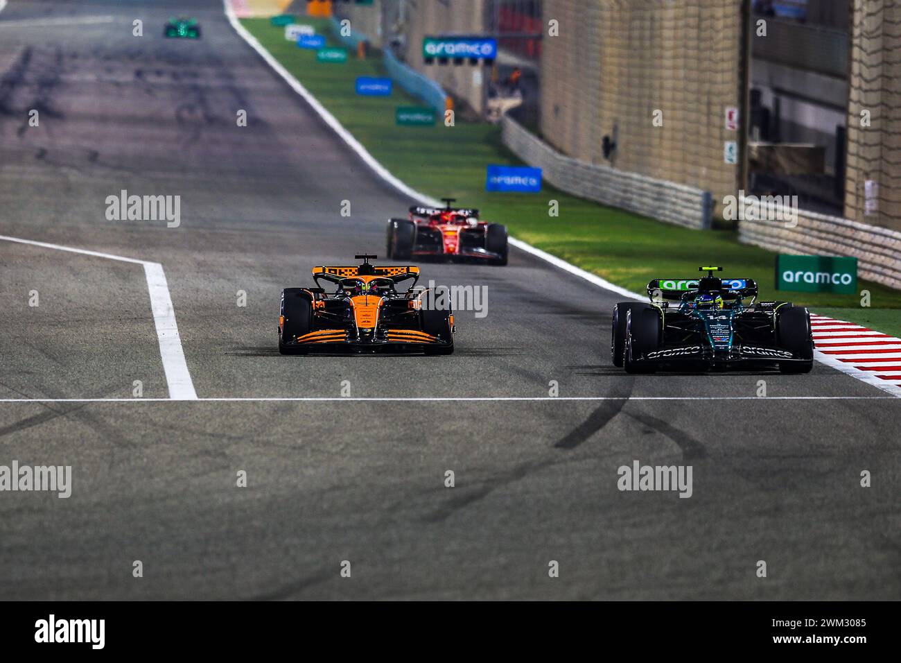 Sakhir, Bahrein. 22 febbraio 2024. 14 ALONSO Fernando (spa), Aston Martin F1 Team AMR24, 81 PIASTRI Oscar (aus), McLaren F1 Team MCL38 e 16 LECLERC Charles (mco), Scuderia Ferrari SF-24, azione durante i test pre-stagionali di Formula 1 Aramco 2024 del Campionato del mondo di Formula 1 2024 dal 21 al 23 febbraio, 2024 sul circuito Internazionale del Bahrain, a Sakhir, Bahrain - foto Eric Alonso/DPPI F1 test pre-stagione in Bahrain sul circuito Internazionale del Bahrain il 22 febbraio 2024 a Sakhir, Bahrein. (Foto di HOCH ZWEI) credito: dpa/Alamy Live News Foto Stock