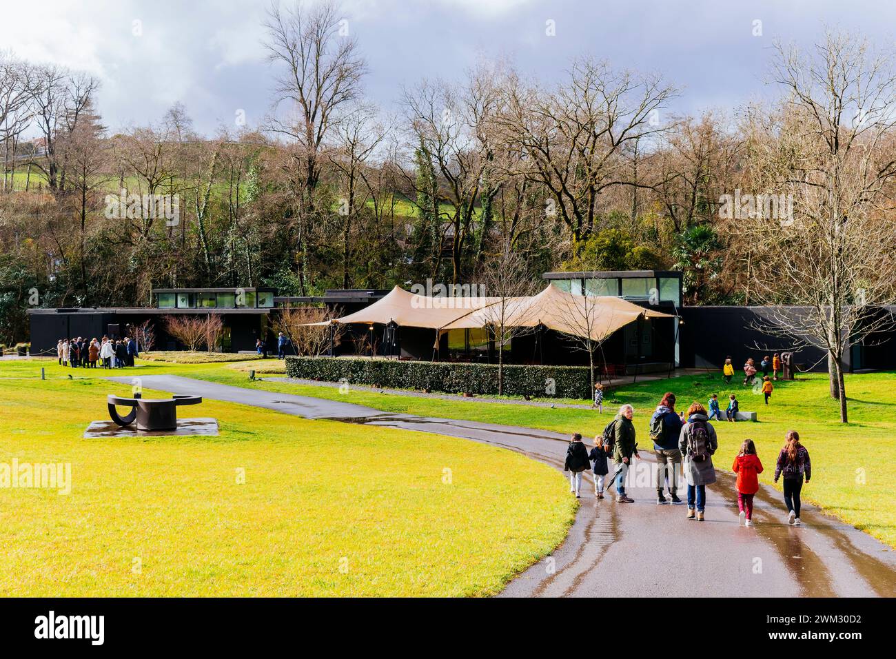 Il Museo Chillida-Leku è un grande spazio di giardini e foreste e una fattoria ristrutturata, Caserío Zabalaga, dove lo scultore Eduardo Chillida mostra Foto Stock