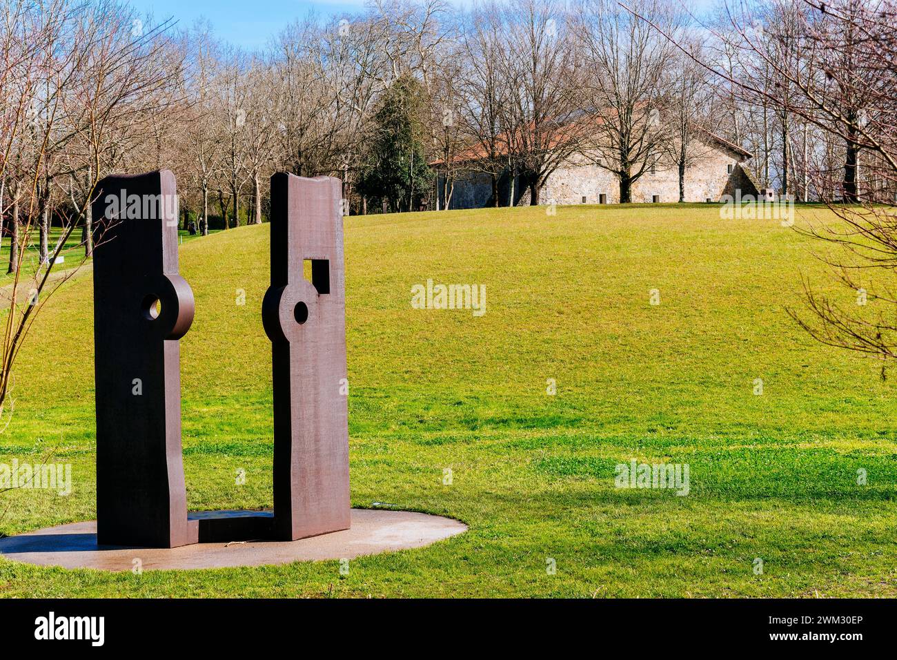 Il Museo Chillida-Leku è un grande spazio di giardini e foreste e una fattoria ristrutturata, Caserío Zabalaga, dove lo scultore Eduardo Chillida mostra Foto Stock