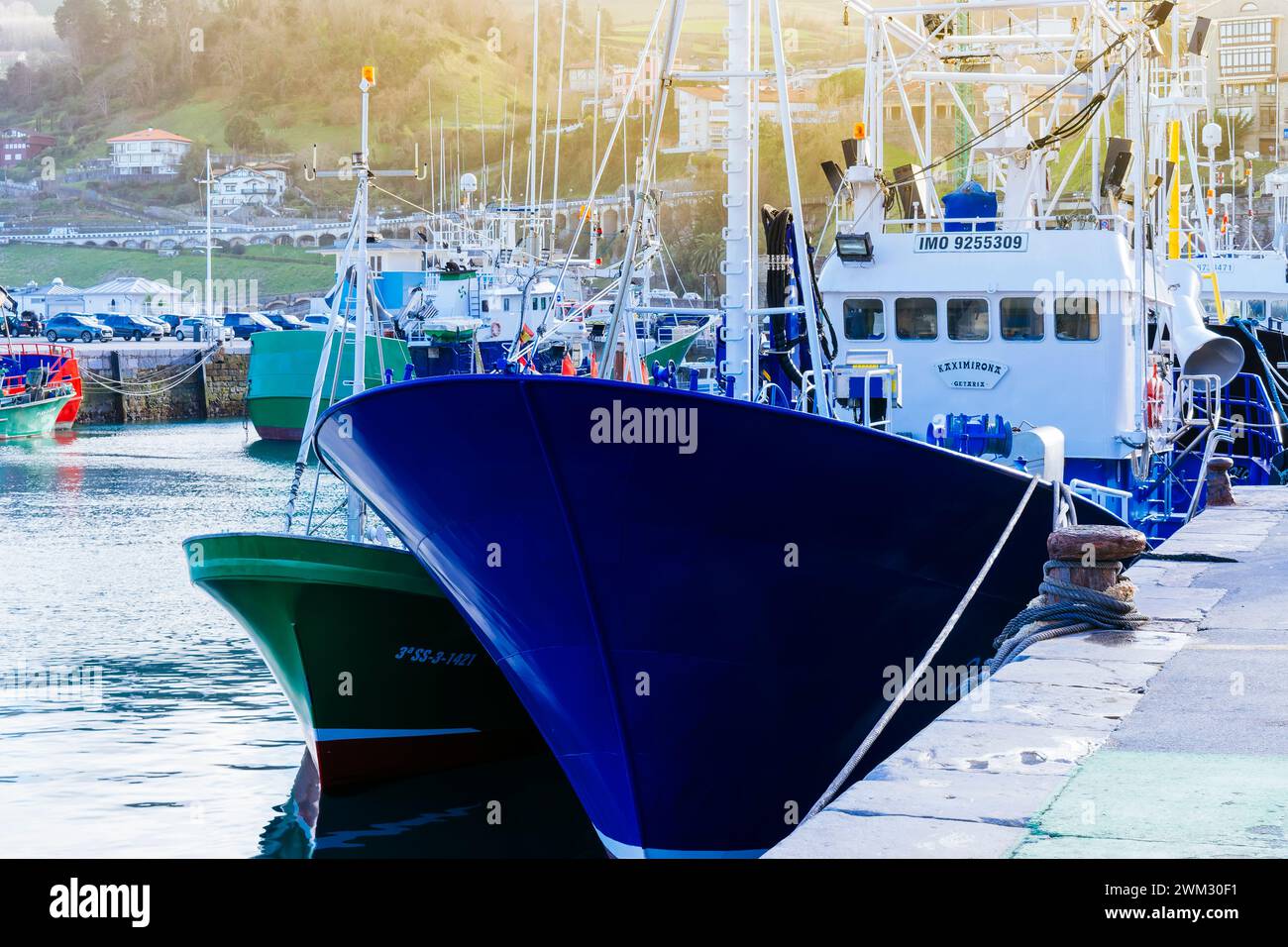 Barca da pesca d'altura attraccata nel porto di Getaria. Getaria, Guipúzcoa, País Vasco, Spagna, Europa Foto Stock