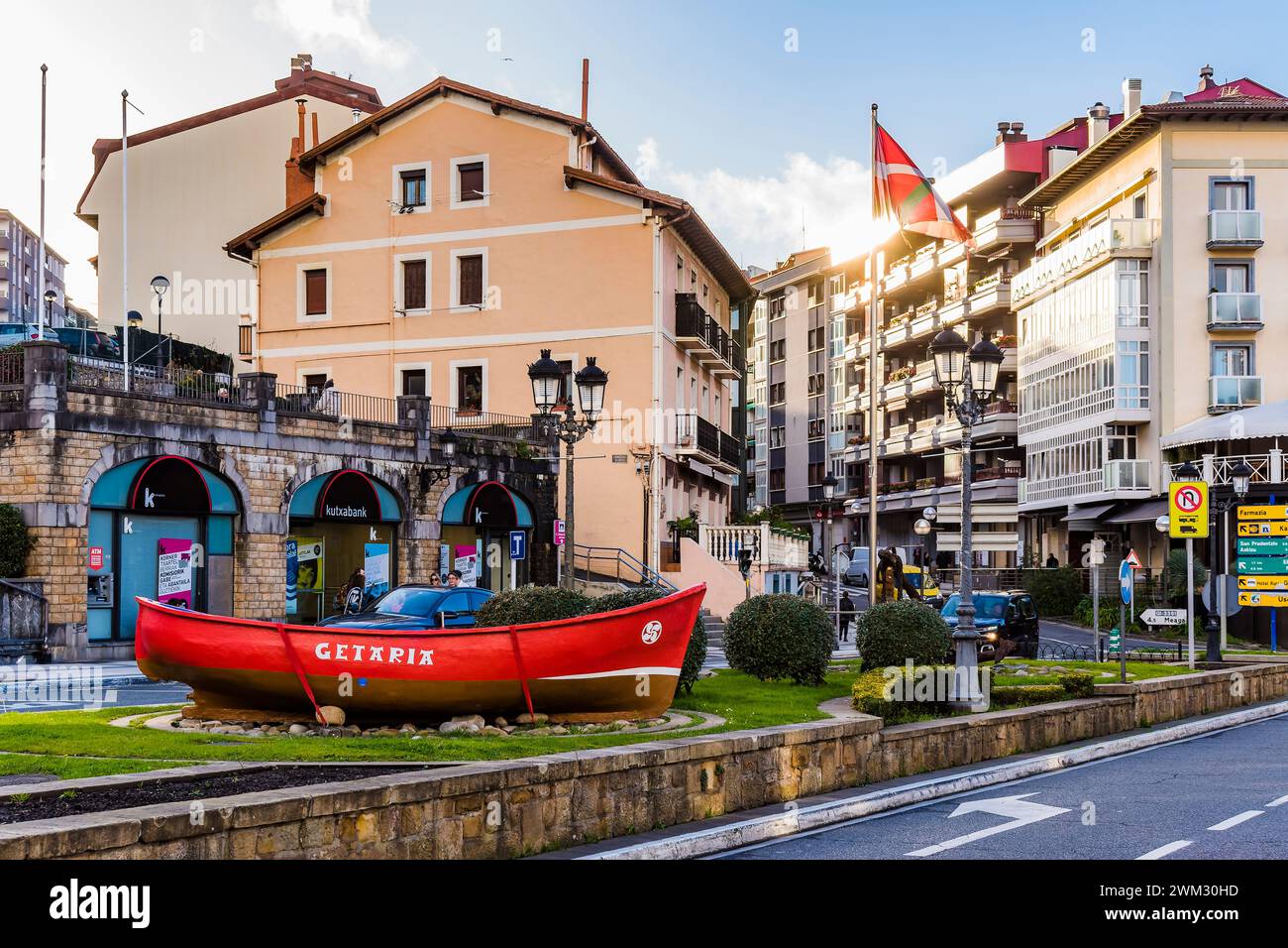 Barca rossa nel centro della città, un ricordo delle origini marinaresche della città di Getaria. Centro città. Getaria, Guipúzcoa, País Vasco, Spagna, EU Foto Stock