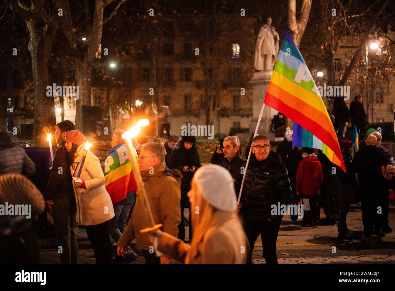 Torino, Italia. 23 febbraio 2024. Foto Marco Alpozzi/LaPresse 23 Febbraio2024 -Torino, Italia - Cronaca - raccolta per la pace a Gaza e in Ucraina nel giorno del secondo anniversario dell'invasione dell'Ucraina da parte della Russia 23 febbraio 2024 Torino, Italia - News - processione di fiaccolata per la pace a Gaza e in Ucraina nel secondo anniversario dell'invasione russa dell'Ucraina credito: LaPresse/Alamy Live News Foto Stock