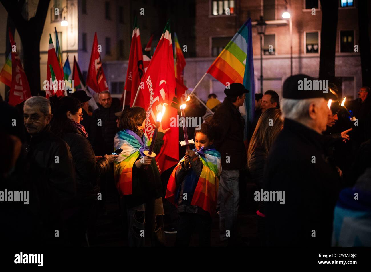 Torino, Italia. 23 febbraio 2024. Foto Marco Alpozzi/LaPresse 23 Febbraio2024 -Torino, Italia - Cronaca - raccolta per la pace a Gaza e in Ucraina nel giorno del secondo anniversario dell'invasione dell'Ucraina da parte della Russia 23 febbraio 2024 Torino, Italia - News - processione di fiaccolata per la pace a Gaza e in Ucraina nel secondo anniversario dell'invasione russa dell'Ucraina credito: LaPresse/Alamy Live News Foto Stock