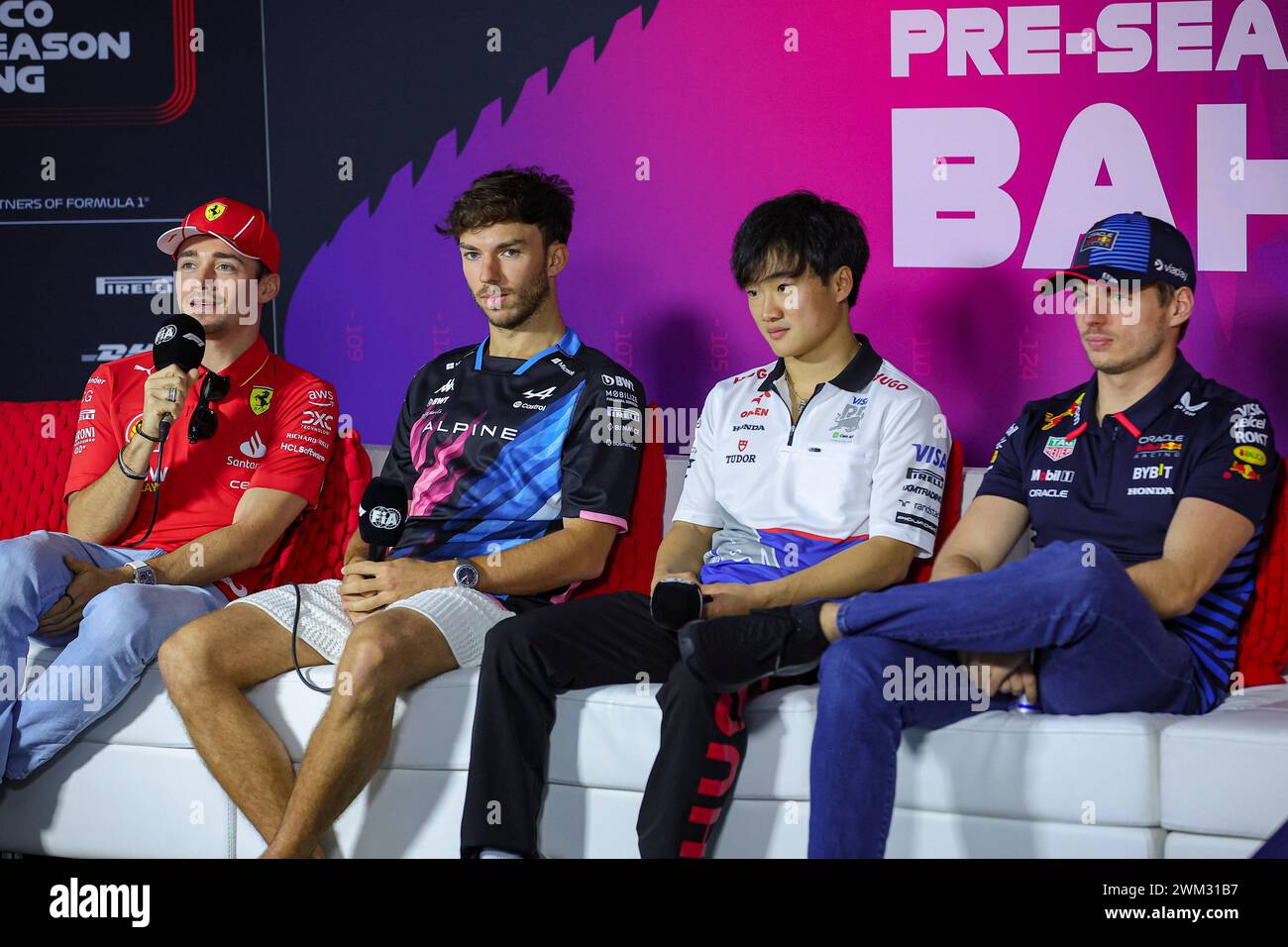 LECLERC Charles (mco), Scuderia Ferrari SF-24, GASLY Pierre (fra), Alpine F1 Team A524, TSUNODA Yuki (jap), Visa Cash App RB F1 Team VCARB 01 e VERSTAPPEN Max (ned), Red Bull Racing RB20, ritratto, conferenza stampa durante i test pre-stagionali di Formula 1 Aramco 2024 del Campionato del mondo di Formula 1 FIA 2024 dal 21 al 23 febbraio 2024 sul circuito Internazionale del Bahrain, a Sakhir, Bahrain - foto Eric Alonso/DPPI F1 test pre-stagionali in Bahrain sul circuito Internazionale del Bahrain il 22 febbraio, 2024 a Sakhir, Bahrein. (Foto di HOCH ZWEI) Foto Stock