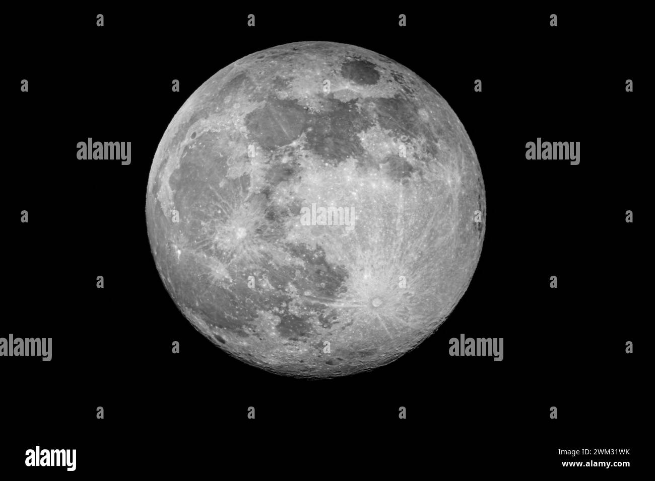 Luna piena isolati di sfondo su nero Foto Stock