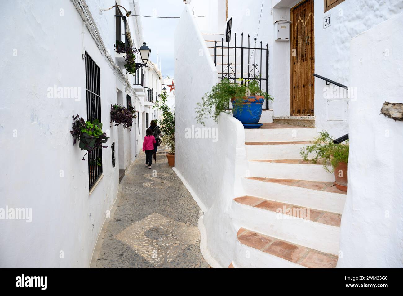 Scale che conducono alle tipiche case bianche andaluse nel grazioso villaggio di Frigiliana, Malaga, Spagna. Foto Stock