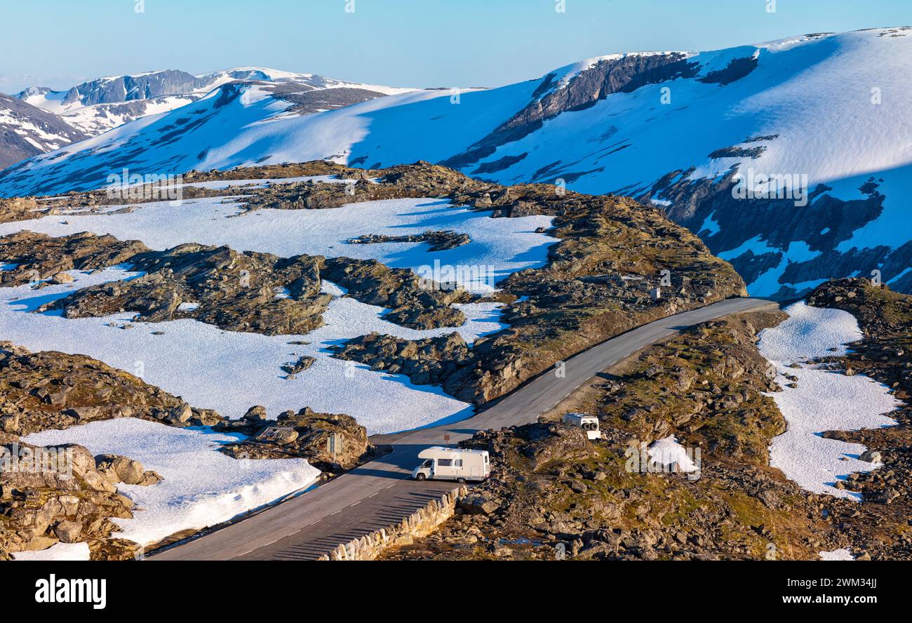 La strada per il punto panoramico più alto d'Europa, Dalsnibba, Norvegia, che si affaccia sulla città di Geiranger dallo Skywalk e si trova a 1500 metri sul mare Foto Stock