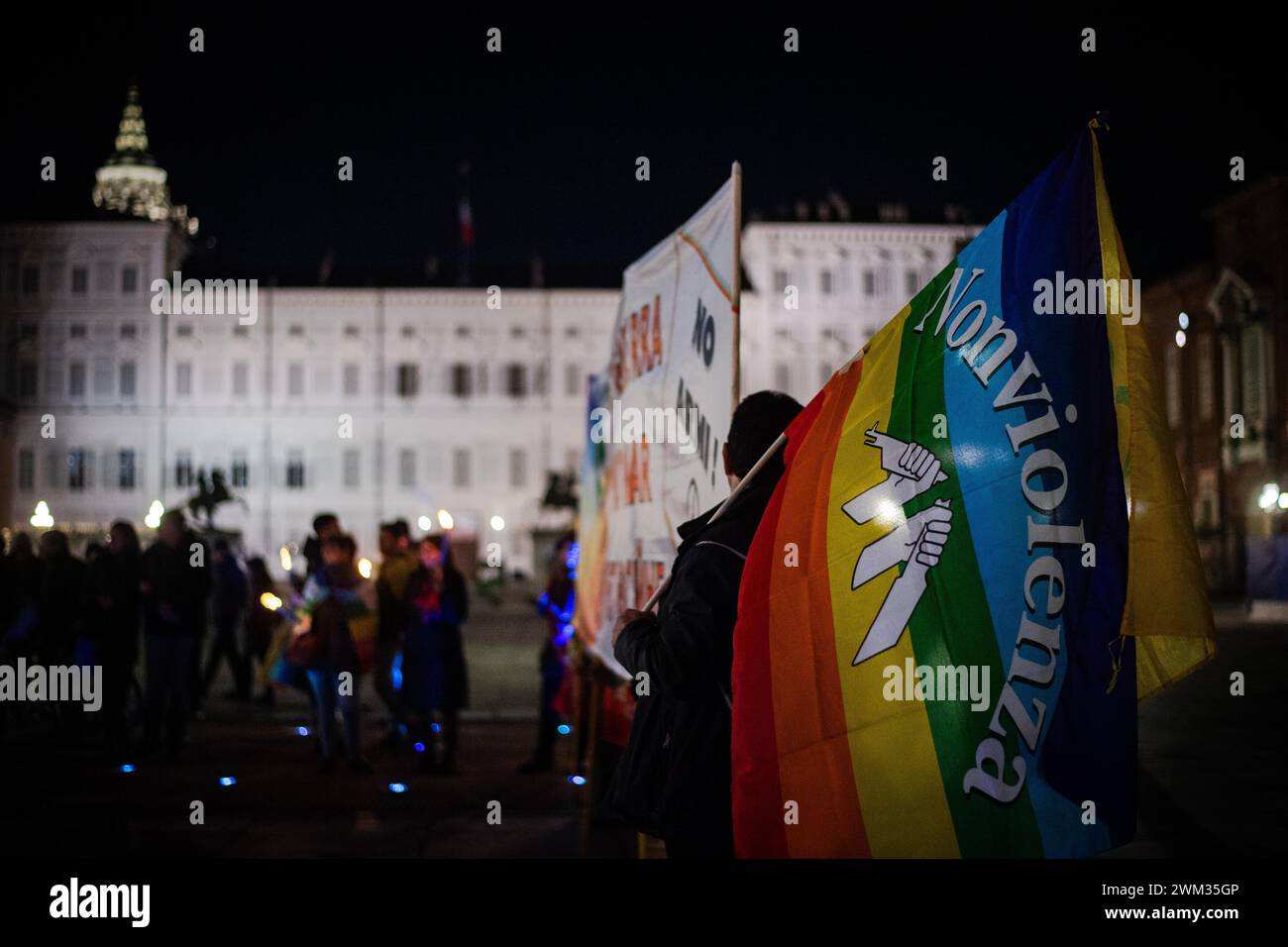 Torino, Italia. 23 febbraio 2024. Foto Marco Alpozzi/LaPresse 23 Febbraio2024 -Torino, Italia - Cronaca - raccolta per la pace a Gaza e in Ucraina nel giorno del secondo anniversario dell'invasione dell'Ucraina da parte della Russia 23 febbraio 2024 Torino, Italia - News - processione di fiaccolata per la pace a Gaza e in Ucraina nel secondo anniversario dell'invasione russa dell'Ucraina credito: LaPresse/Alamy Live News Foto Stock