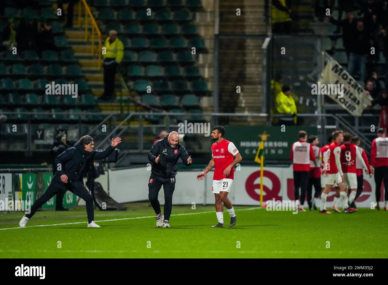 Den Haag, Paesi Bassi. 23 febbraio 2024. DEN HAAG, 23-02-2024, Bingoal Stadium, olandese Keuken Kampioen Divisie stagione calcistica 2023/2024. Corrispondenza tra ADO e MVV. L'allenatore MVV Maurice Verberne dà al giocatore MVV Leroy Labylle istruzioni dopo il 1-2 credito: Pro Shots/Alamy Live News Foto Stock